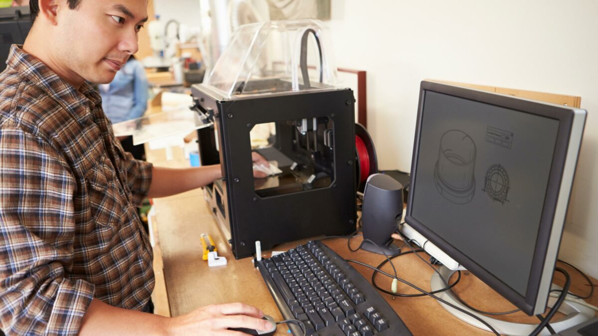 men-working-on-fixing-retraction-squeak-on-3d-printer-1200x675.jpg